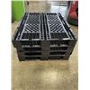 Image 1 : 4 BLACK PLASTIC PALLETS