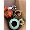 Image 7 : LARGE LOT OF GLASS AND POTTERY VASES AND JUGS