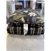 Image 5 : 3 SEAT CUSHIONS AND PATIO CHAIR CUSHION SET