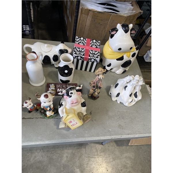 BOX OF COW-THEMED ESTATE GOODS
