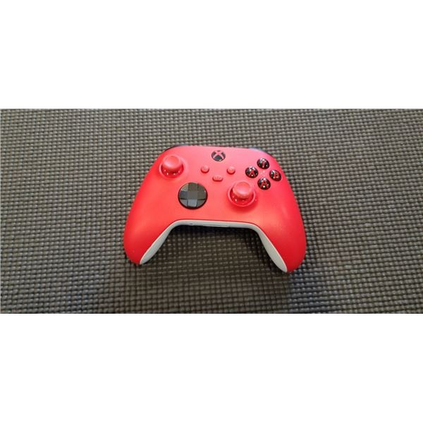 XBOX WIRELESS CONTROLLER - TESTED WORKING, RETAIL $79