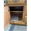 Image 7 : OAK 5 DRAWER AND 2 DOOR DRESSER W/ MATCHING NIGHT STAND