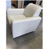 Image 3 : WHITE LEATHER ARM CHAIR