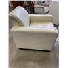 Image 4 : WHITE LEATHER ARM CHAIR