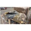 Image 3 : PALLET OF WOOD SHELVING UNIT & ASSORTED SHOW PROPS