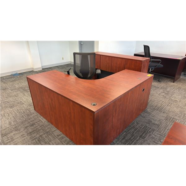 CORNER EXECUTIVE DESK WITH ROLLING OFFICE CHAIR