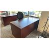 Image 2 : WOOD DESK WITH ROLLING OFFICE CHAIR