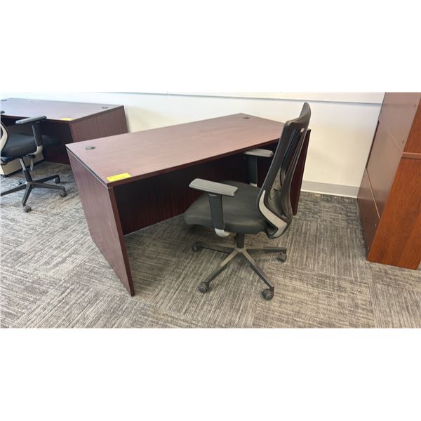 WOOD DESK WITH MESH BACK ROLLING OFFICE CHAIR