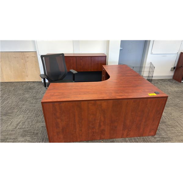 CORNER EXECUTIVE DESK WITH MESH BACK ROLLING OFFICE CHAIR