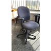 Image 2 : 2 DESKS & ROLLING OFFICE CHAIR