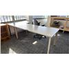 Image 3 : 2 DESKS & ROLLING OFFICE CHAIR