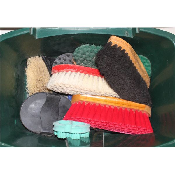 HORSE GROOMING CARRY TOTE WITH BRUSHES/MISC.