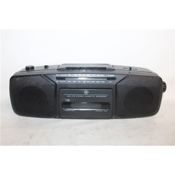 GENERAL ELECTRIC 3-5620A CASSETTE & AM/FM PORTABLE