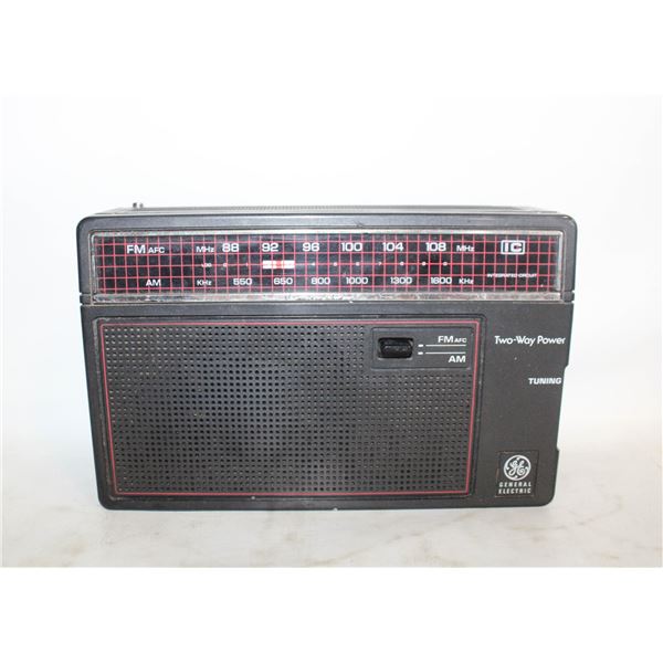 VINTAGE GENERAL ELECTRIC AM/FM PORTABLE RADIO,