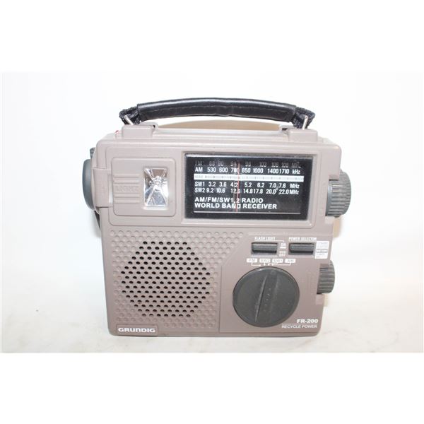 HAND CRANK GENERATOR EMERGENCY RADIO/FLASHLIGHT