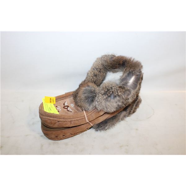 SIZE 9 LADIES LAURENTIAN CHIEF MOCASSINS-ESTATE