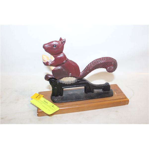 CAST IRON SQUIRREL VINTAGE NUT CRACKER-ESTATE