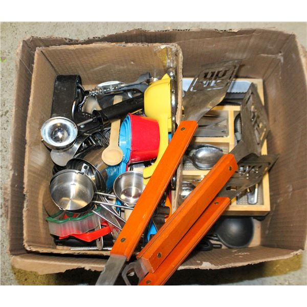 SILVERWARE IN TRAY WITH KITCHEN UTENILS AND