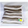 Image 1 : NEW ROOTS BATH TOWEL 30 X 58"