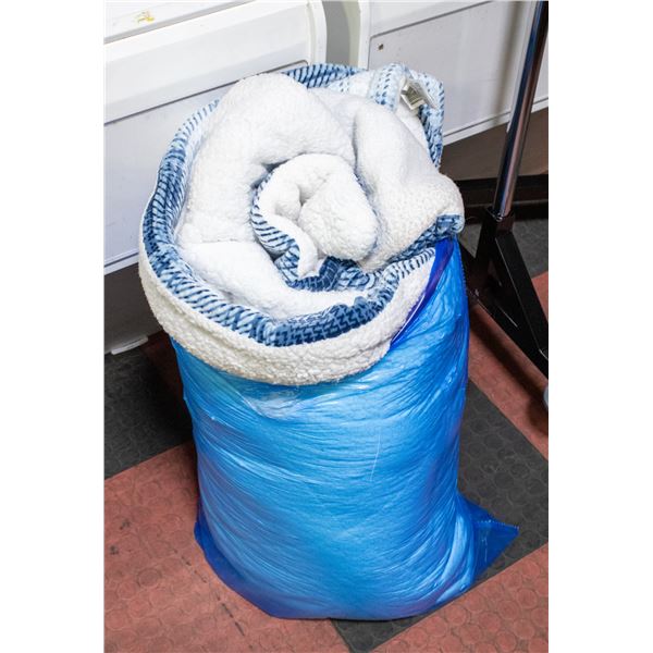 REPACKED 3PC ROOTS HOME COMFORTER SET QUEEN