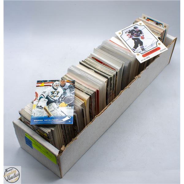 BOX ALL NHL HOCKEY APPROX 990 CARDS