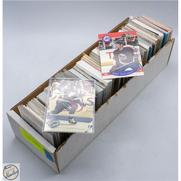 BOX ALL NHL HOCKEY APPROX 890 CARDS