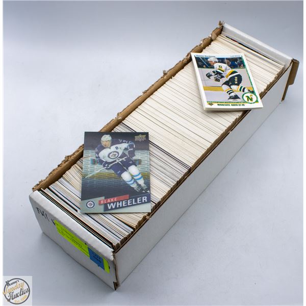 BOX ALL HOCKEY APPROX 980 CARDS