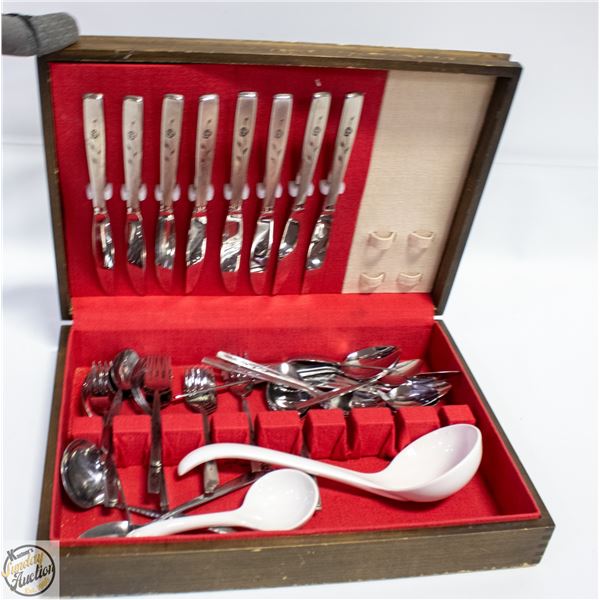 WOOD BOX WITH FLATWARE