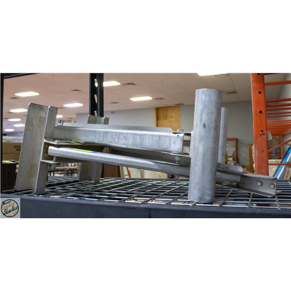 PAIR OF LADDER JACKS