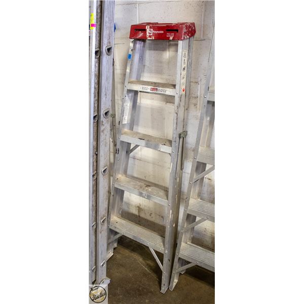 REYNOLDS RED ALUMINUM STEP LADDER GRADE 2 LADDER