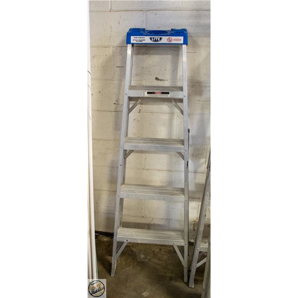 LITE BLUE ALUMINUM GRADE 5 STEP LADDER HOUSEHOLD
