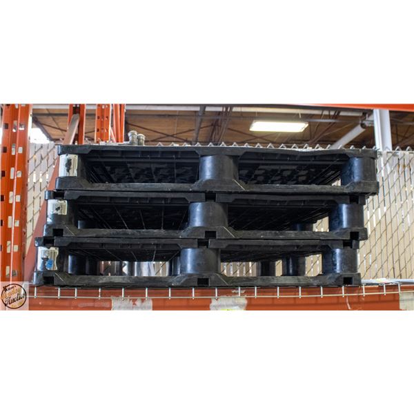 STACK OF 3 HEAVY DUTY PLASTIC PALLETS