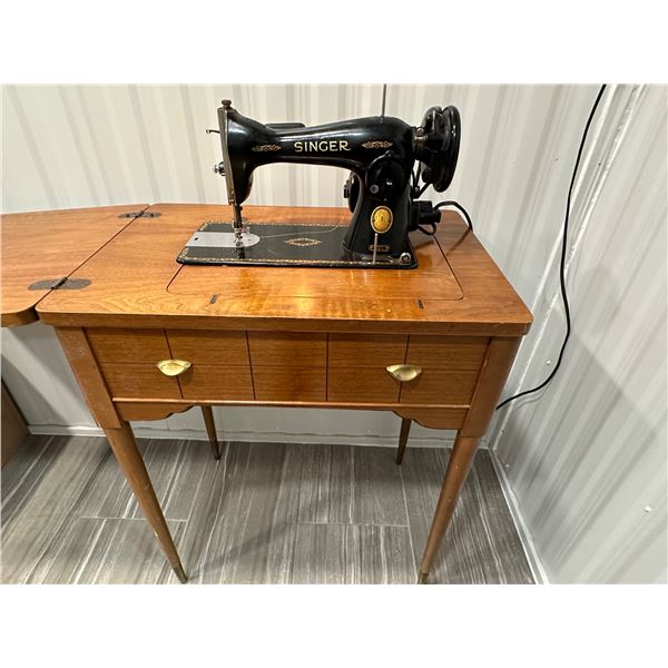 1950s Singer 15J Sewing Machine Table working