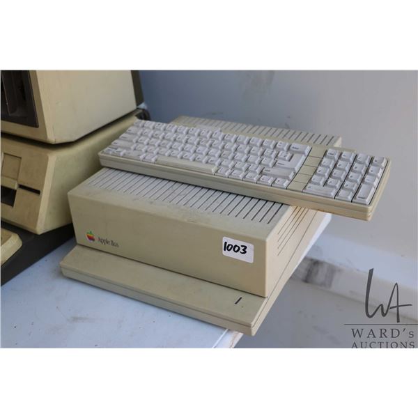 Vintage 1980s Apple IIGS 16-bit computer with keyboard. Untested at time of cataloguing