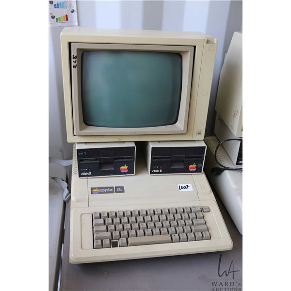Vintage 1980s Apple IIE with two Apple Disk II disk drives and Apple Monitor II. See photos for inte