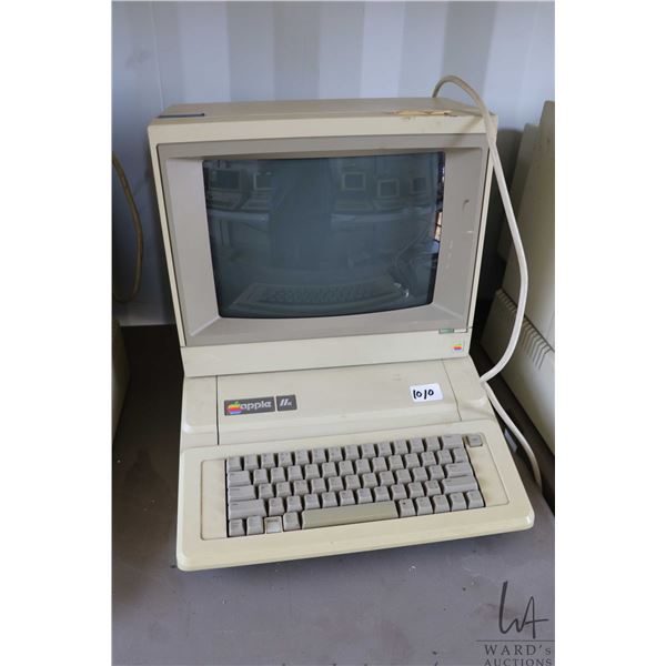 Vintage 1980s Apple IIE and a Apple ColorMonitor IIe. See photos for internals , untested at time of