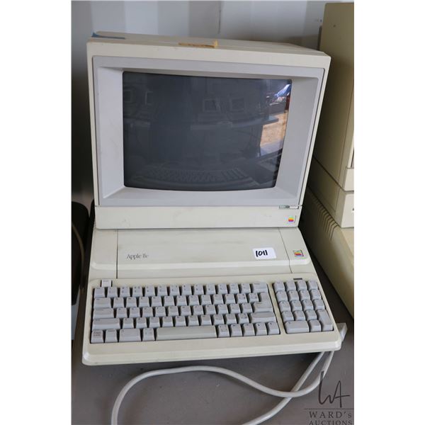 Vintage 1980s Apple IIE and a AppleColor CompositeMonitor IIe. See photos for internals , untested a