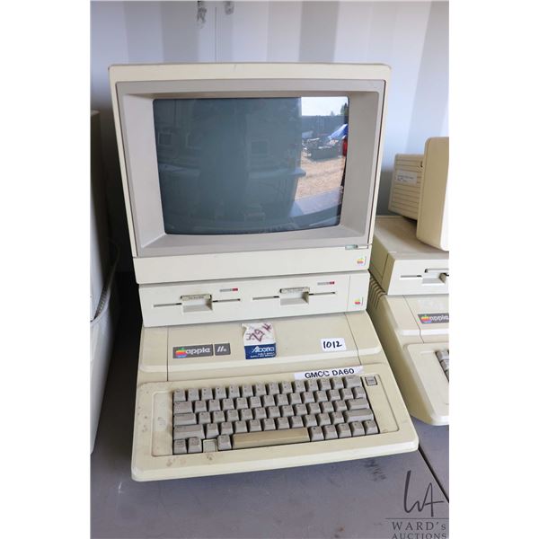 Vintage 1980s Apple IIE with Apple Duo Disk, and Apple ColorMonitor IIe. See photos for internals , 