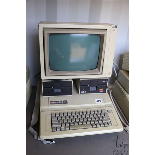 Vintage 1980s Apple IIE with two Apple Disk II disk drives and Apple Monitor II. See photos for inte
