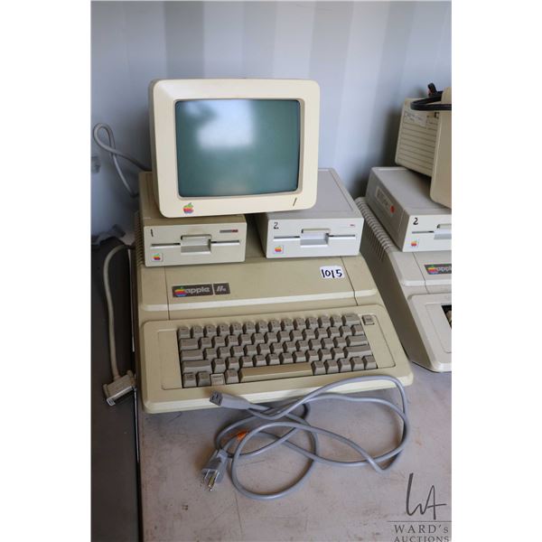 Vintage 1980s Apple IIE with two Apple Disk drives and Apple Monitor. See photos for internals , unt