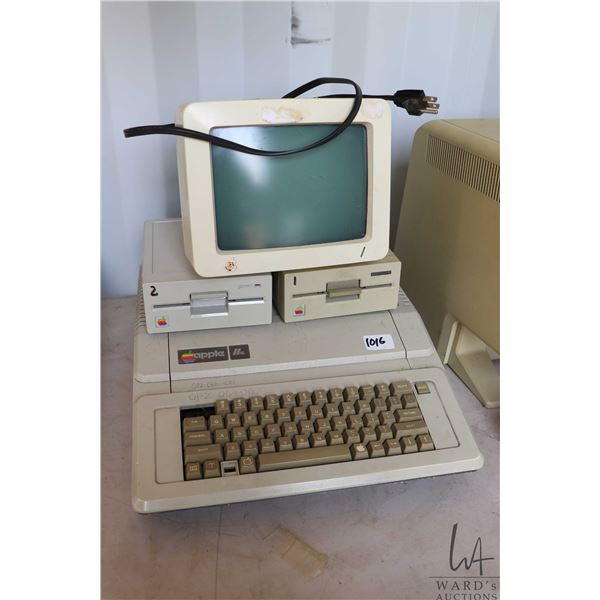 Vintage 1980s Apple IIE with two Apple Disk drives and Apple Monitor. See photos for internals , unt