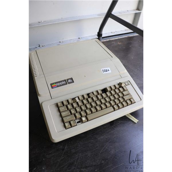 Vintage 1980s Apple IIE. See photos for internals , untested at time of cataloguing