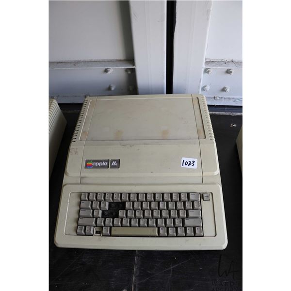 Vintage 1980s Apple IIE. See photos for internals , untested at time of cataloguing