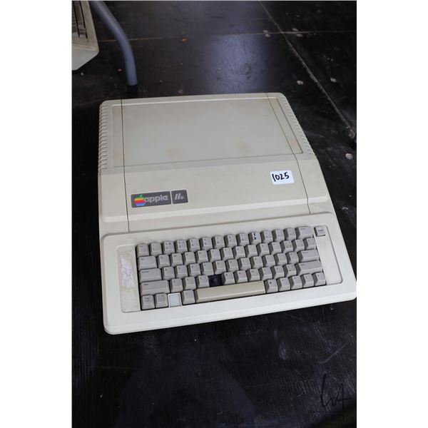 Vintage 1980s Apple IIE. See photos for internals , untested at time of cataloguing