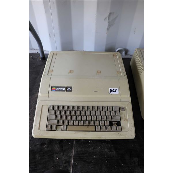 Vintage 1980s Apple IIE. See photos for internals , untested at time of cataloguing