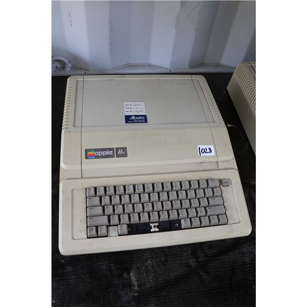 Vintage 1980s Apple IIE. See photos for internals , untested at time of cataloguing