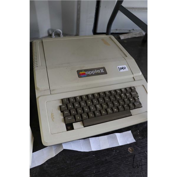 Vintage Apple II. See photos for internals , untested at time of cataloguing