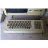 Image 2 : Vintage 1980s Apple Lisa 2 computer with keyboard. Tear in screen fabric. See photos for internals ,