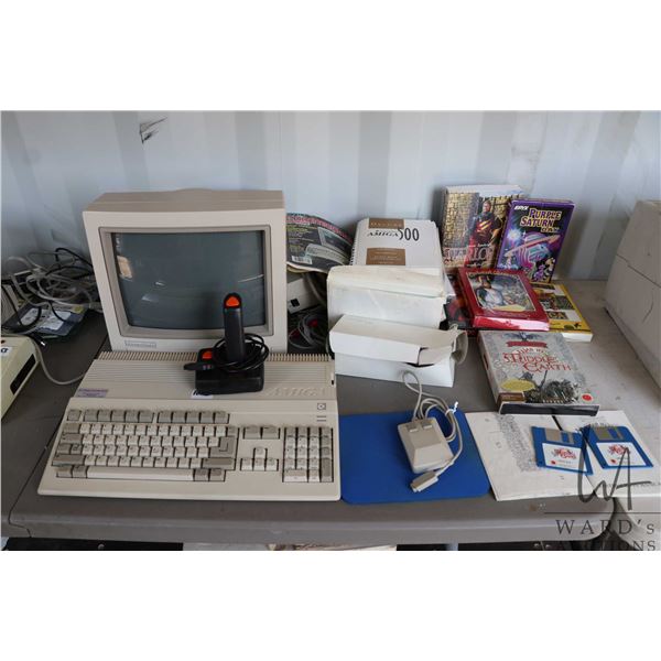 Vintage Amiga 500 with Commodore 1084s Video Monitor (With original box, no packing material), mouse