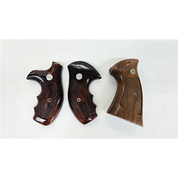 Two sets of Smith & Wesson pistol grips including K/L frame and J frame round butt combat grips